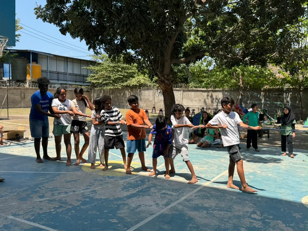 Students pulling together in a tug of war